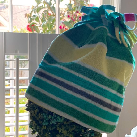 Old Navy Fleece Hat - Youth L/XL: FREE IN A BUNDLE OF 3 (or more) ITEMS! - Picture 4 of 11